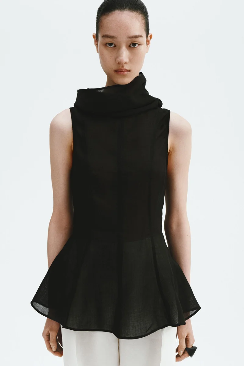 اتش اند ام بلوزة من مزيج الرامي بحافة مموجة